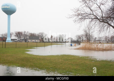 LUNA PIER, Michigan, le 15 avril 2018 : plus de 200 résidents de Luna Pier vivant le long du lac Érié ont dû être évacués en raison d'inondations lakeshore après plusieurs jours de pluies torrentielles. Crédit : David Gaunt/Alamy Live News Banque D'Images