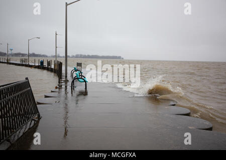 LUNA PIER, Michigan, le 15 avril 2018 : plus de 200 résidents de Luna Pier vivant le long du lac Érié ont dû être évacués en raison d'inondations lakeshore après plusieurs jours de pluies torrentielles. Crédit : David Gaunt/Alamy Live News Banque D'Images