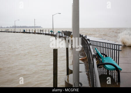 LUNA PIER, Michigan, le 15 avril 2018 : plus de 200 résidents de Luna Pier vivant le long du lac Érié ont dû être évacués en raison d'inondations lakeshore après plusieurs jours de pluies torrentielles. Crédit : David Gaunt/Alamy Live News Banque D'Images