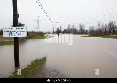 LUNA PIER, Michigan, le 15 avril 2018 : plus de 200 résidents de Luna Pier vivant le long du lac Érié ont dû être évacués en raison d'inondations lakeshore après plusieurs jours de pluies torrentielles. Crédit : David Gaunt/Alamy Live News Banque D'Images