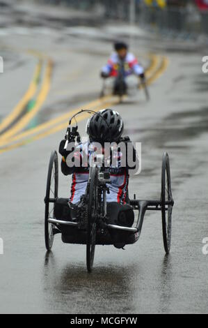 Newton, MA, USA 16 avril 2018 coureurs en fauteuil roulant braver les éléments et les déchirements Hill sur leur façon de compléter le marathon de Boston/Kirkikis Crédit : James Alamy Live News Banque D'Images