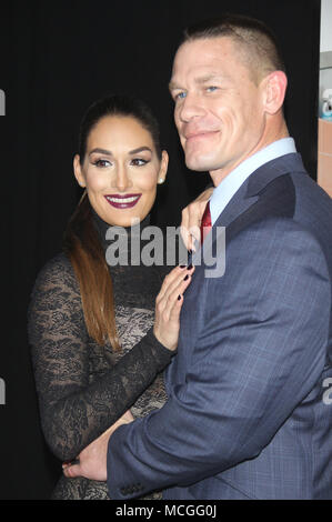 ***PHOTO*** JOHN CENA ET NIKKI BELLA FIN ENGAGEMENT ET SPLIT NEW YORK, NY - 8 décembre : Nikki Bella et John Cena à celui des Sœurs film première au Ziegfeld Theatre à New York le 8 décembre 2015. Credit : RW/MediaPunch Banque D'Images