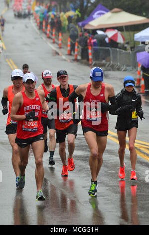 Newton, MA, USA 16 avril 2018 coureurs de marathon s'attaquer au temps orageux et la difficile montée de Heartbreak Hill pour compléter le marathon de Boston/Kirkikis Crédit : James Alamy Live News Banque D'Images