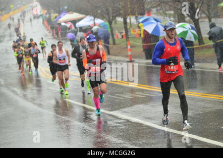 Newton, MA, USA 16 avril 2018 coureurs de marathon s'attaquer au temps orageux et la difficile montée de Heartbreak Hill pour compléter le marathon de Boston/Kirkikis Crédit : James Alamy Live News Banque D'Images