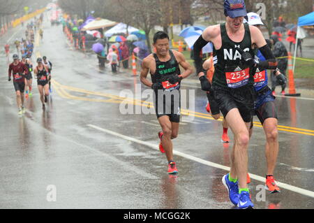 Newton, MA, USA 16 avril 2018 coureurs de marathon s'attaquer au temps orageux et la difficile montée de Heartbreak Hill pour compléter le marathon de Boston/Kirkikis Crédit : James Alamy Live News Banque D'Images