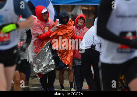 Newton, MA, USA 16 avril 2018 Les médecins ont tendance à un coureur blessé lors de l'exécution de le Marathon de Boston/Kirkikis Crédit : James Alamy Live News Banque D'Images