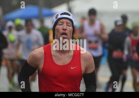 Newton, MA, USA 16 avril 2018 coureurs de marathon s'attaquer au temps orageux et la difficile montée de Heartbreak Hill pour compléter le marathon de Boston/Kirkikis Crédit : James Alamy Live News Banque D'Images