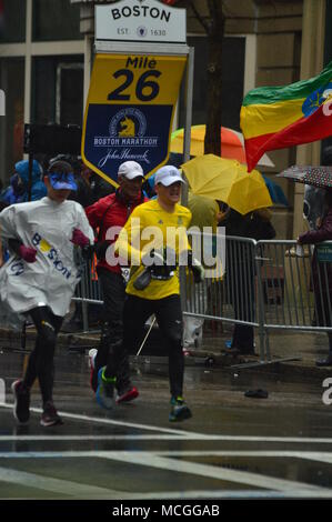 Boston, MA, USA 16 avril 2018 Marathoin porteur braver le froid, le vent et la pluie à l'approche du 26 mile marker dans le Marathon de Boston/Kirkikis Crédit : James Alamy Live News Banque D'Images