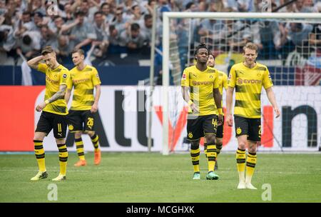 Déçu après le but de 2 : 0, de gauche à droite Marco REUS (NE), ACTION de Lukasz (NE), Michy BATSHUAYI (NE), André SCHUERRLE (Schurrle) (NE), le football 1. Bundesliga, 30. journée, le FC Schalke 04 (GE) - Borussia Dortmund (NE), sur le 15.04.2018 à Gelsenkirchen, Allemagne. Dans le monde d'utilisation | Banque D'Images