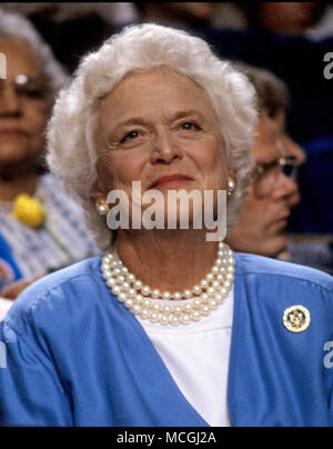 16 avril 2018 - (photo) - l'ex-première dame Barbara Bush a été signalé en mauvaise santé et a décidé de ne pas demander d'autres traitements médicaux, un porte-parole de la famille. Sur la photo : July 16, 1988 - La Nouvelle Orléans, Louisiane, États-Unis d'Amérique - Barbara Bush, épouse du vice-président des États-Unis George H. W. Bush, regarde les débats de la Convention nationale républicaine de 1988 au Super Dome à La Nouvelle-Orléans, Louisiane le 16 août 1988. Credit : Howard L. Sachs/CNP/ZUMAPRESS.com/Alamy Live News Banque D'Images