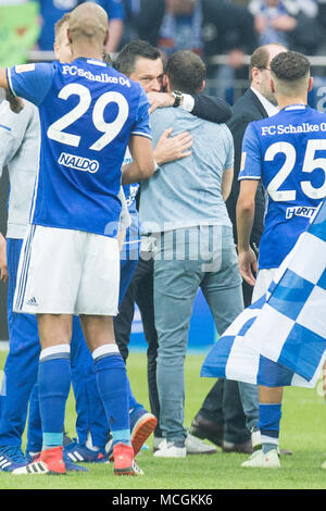 Gelsenkirchen, Allemagne. Apr 15, 2018. Christian HEIDEL (gauche, GE, la Direction des sports et de la Communication, Manager) embrasse Domenico TEDESCO (entraîneur, GE) après le match, jubilation, ils applaudissent, ils applaudissent, joie, Cheers, célébrer, jubilation finale, plein la figure, portrait, football 1. Bundesliga, 30. journée, le FC Schalke 04 (GE) - Borussia Dortmund (NE) 2 : 0, le 15.04.2017 à Gelsenkirchen, Allemagne. Utilisation dans le monde entier | Credit : dpa/Alamy Live News Banque D'Images