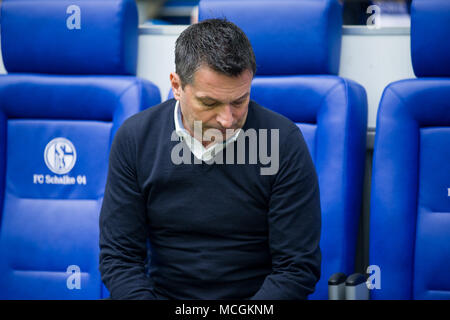 Gelsenkirchen, Allemagne. Apr 15, 2018. Christian HEIDEL (GE, la Direction des sports et de la communication, Manager), ressemble à la masse, s'occupe de ci-dessous, la moitié de la figure, la moitié de la figure, football 1ère Bundesliga, 30e journée, le FC Schalke 04 (GE) - Borussia Dortmund (NE) 2 : 0, le 15.04.2017 à Gelsenkirchen, Allemagne. Utilisation dans le monde entier | Credit : dpa/Alamy Live News Banque D'Images