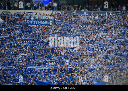 Gelsenkirchen, Allemagne. Apr 15, 2018. Les fans de Schalke garder leurs foulards dans le nord de la grande courbe, fans, fans, spectateurs, supporters, supporters, football, 30e journée de Bundesliga 1ère, le FC Schalke 04 (GE) - Borussia Dortmund (NE) 2 : 0, le 15.04.2017 à Gelsenkirchen, Allemagne. Utilisation dans le monde entier | Credit : dpa/Alamy Live News Banque D'Images