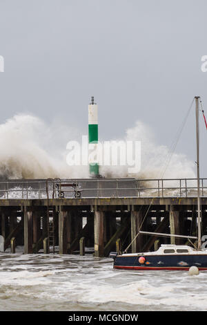 Pays de Galles Aberystwyth UK, le mardi 17 avril 2018 forte force de coup de vent du sud-ouest, et une marée haute, 5,3 m se combinent pour engendrer des vagues énormes coups de mer et port de Aberystwyth, sur la côte ouest du pays de Galles ce matin Photo © Keith Morris / Alamy Live News Banque D'Images