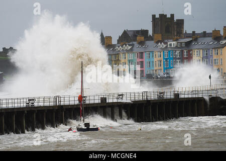 Pays de Galles Aberystwyth UK, le mardi 17 avril 2018 forte force de coup de vent du sud-ouest, et une marée haute, 5,3 m se combinent pour engendrer des vagues énormes coups de mer et port de Aberystwyth, sur la côte ouest du pays de Galles ce matin Photo © Keith Morris / Alamy Live News Banque D'Images