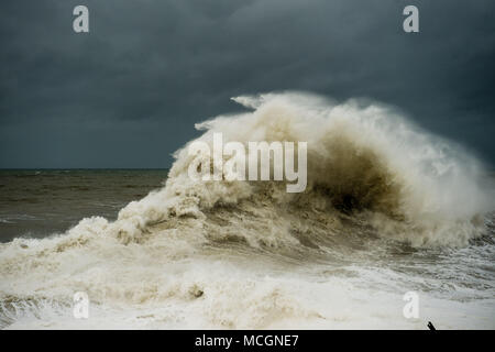 Pays de Galles Aberystwyth UK, le mardi 17 avril 2018 forte force de coup de vent du sud-ouest, et une marée haute, 5,3 m se combinent pour engendrer des vagues énormes coups de mer et port de Aberystwyth, sur la côte ouest du pays de Galles ce matin Photo © Keith Morris / Alamy Live News Banque D'Images