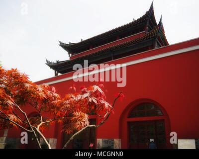 Nanjin, Nanjin, Chine. Apr 15, 2018. Nanjing, Chine - 15e Avril 2018 : Tour du Tambour à Nanjing, Jiangsu Province de Chine orientale. Crédit : SIPA Asie/ZUMA/Alamy Fil Live News Banque D'Images