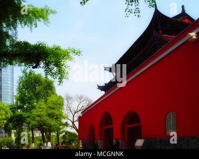 Nanjin, Nanjin, Chine. Apr 15, 2018. Nanjing, Chine - 15e Avril 2018 : Tour du Tambour à Nanjing, Jiangsu Province de Chine orientale. Crédit : SIPA Asie/ZUMA/Alamy Fil Live News Banque D'Images