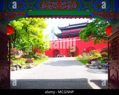 Nanjin, Nanjin, Chine. Apr 15, 2018. Nanjing, Chine - 15e Avril 2018 : Tour du Tambour à Nanjing, Jiangsu Province de Chine orientale. Crédit : SIPA Asie/ZUMA/Alamy Fil Live News Banque D'Images