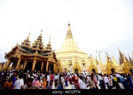 Yangon, Myanmar. Apr 17, 2018. Personnes visitent la célèbre pagode Shwedagon, le premier jour du nouvel an traditionnel du Myanmar à Yangon, Myanmar, le 17 avril 2018. Credit : U Aung/Xinhua/Alamy Live News Banque D'Images