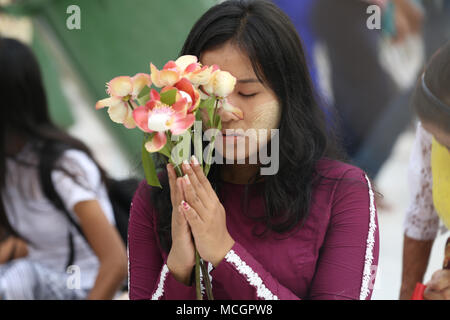 Yangon, Myanmar. Apr 17, 2018. Une femme rend hommage à la célèbre pagode Shwedagon, le premier jour du nouvel an traditionnel du Myanmar à Yangon, Myanmar, le 17 avril 2018. Credit : U Aung/Xinhua/Alamy Live News Banque D'Images