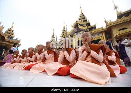 Yangon, Myanmar. Apr 17, 2018. Les jeunes moniales bouddhistes rendent hommage à la célèbre pagode Shwedagon, le premier jour du nouvel an traditionnel du Myanmar à Yangon, Myanmar, le 17 avril 2018. Credit : U Aung/Xinhua/Alamy Live News Banque D'Images