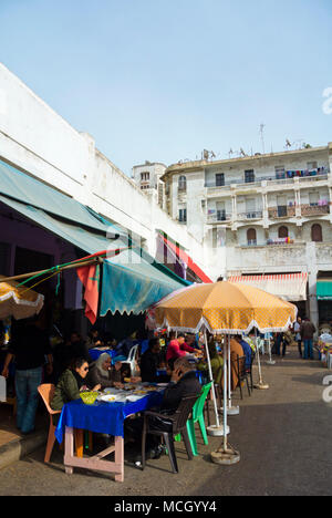 L'heure du déjeuner restaurant terrasses, Marche Central, le marché central, Casablanca, Maroc, Afrique du Nord Banque D'Images