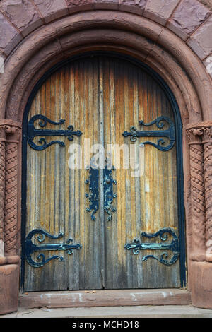 Grandes portes mausolées en chêne avec charnières en fer forgé noir en Wilkes barre PA.USA, Banque D'Images