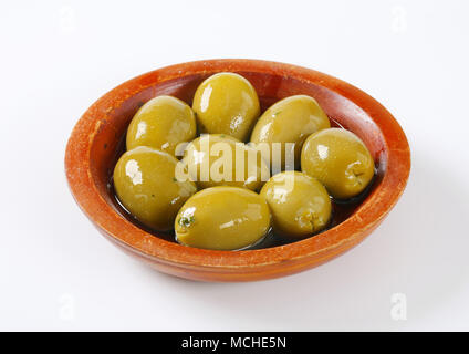 Bol d'olives vertes sur fond blanc Banque D'Images