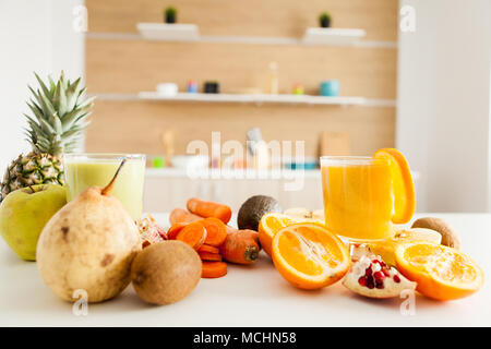 Les fruits et légumes sur la table de la cuisine Banque D'Images