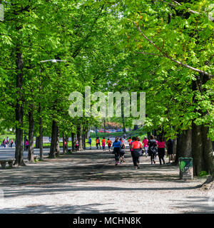 Milan, Italie - avril 14th, 2018 : coureurs dans le parc Montanelli Banque D'Images