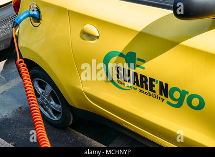 Milan, Italie - avril 14th, 2018 : Une station dock electrique rechargeable sur rue Banque D'Images