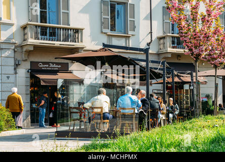 Milan, Italie - avril 14th, 2018 : les habitants se détendre et boire un café dans un restaurant patio sur un matin ensoleillé Banque D'Images