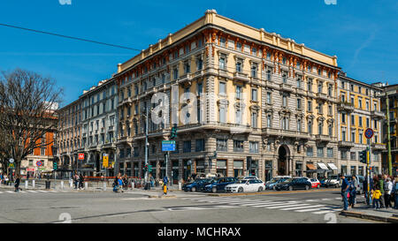 Les piétons traverser la rue dans une longue et historique de Milan intersection Banque D'Images