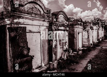 New Orleans Lafayette - Cimetière tombes en sépia Banque D'Images