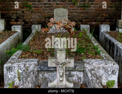 New Orleans Lafayette Cemetery Crucifix in Focus Banque D'Images