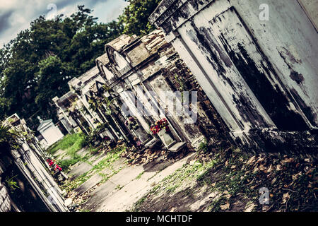 New Orleans Lafayette Cemetery - rangée de tombes au-dessus du sol Banque D'Images