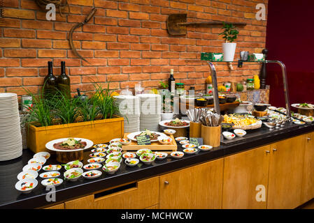 Table de buffet pour le petit-déjeuner dans l'hôtel Banque D'Images