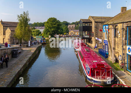 Skipton, North Yorkshire, Angleterre, Royaume-Uni - 14 septembre 2016 : Narrowboats sur la rive de la Leeds et Liverpool Canal Banque D'Images