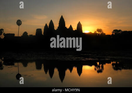 Silhouette de temple d'Angkor Wat au lever du soleil, Siem Reap, Cambodge. Banque D'Images