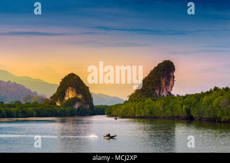 Khao kha nab nam à Krabi en Thaïlande. La célèbre attraction touristique dans le sud de la Thaïlande. Montagnes jumelles ont d'eau par le milieu de la evenin Banque D'Images