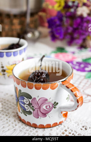 Fruits secs et une bonne compote de fruits secs sur un fond de couleur. Style rustique. Banque D'Images
