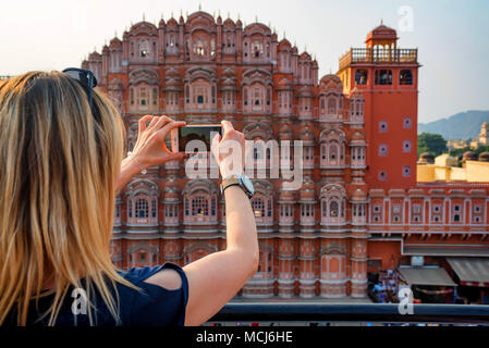 Jeune femme prend photo de Hawa Mahal en Inde Banque D'Images