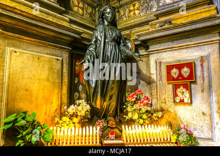Statue de Saint Mary Bougies Sainta Maria di Nazareth Church Fresoes Alltar Venise Italie. Église et dernieres oeuvres à partir de 1600. Aussi appelée Église de Banque D'Images