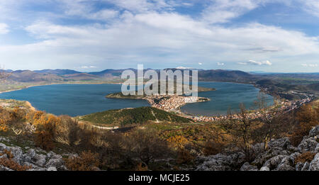 Vue aérienne de la ville de Kastoria et le lac d'Orestiada Banque D'Images