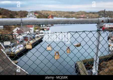 Rovaer, Haugesund, en Norvège, le 11 janvier 2018 : quelques cadenas accroché sur le filet d'escrime à la passerelle. L'archipel de Rovaer à Haugesund, Norvège. Ce pont relie les deux îles Rovar et URD. Banque D'Images