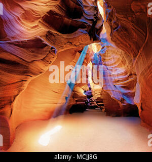 Les rayons lumineux incident et formations de grès rouge-jaune, Upper Antelope Canyon, près de Page, Arizona, USA, Amérique du Nord Banque D'Images