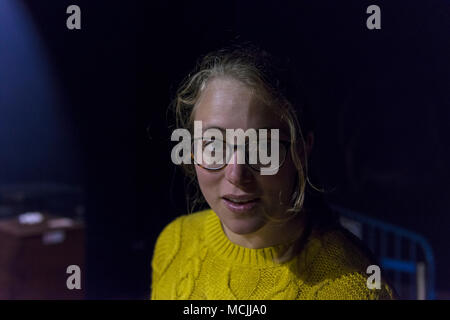 Jeune femme portant des lunettes, portrait Banque D'Images