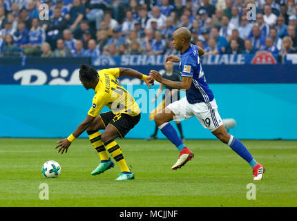 Sports, football, Bundesliga, 2017-2018, le FC Schalke 04 vs BVB Borussia Dortmund 2:0, Veltins Arena Gelsenkirchen, scène du match, Michy Batshuayi (BVB) gauche et Naldo (S04) Banque D'Images