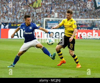 Sports, football, Bundesliga, 2017-2018, le FC Schalke 04 vs BVB Borussia Dortmund 2:0, Veltins Arena Gelsenkirchen, scène du match, Yevhen Konoplyanka (S04) et gauche (action de Lukasz BVB) Banque D'Images